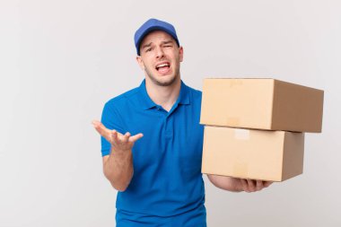 Paket teslim adam umutsuz ve hayal kırıklığına uğramış görünüyor, stresli, mutsuz ve rahatsız, bağırıyor ve çığlık