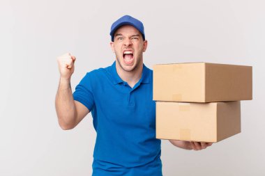 Paket adamı öfkeli bir ifadeyle ya da yumruklarıyla bağırtarak zaferi kutluyor.