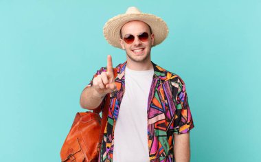 Turist gururla gülümsüyor ve gururla bir numaralı poz veriyor, kendini lider gibi hissediyor.