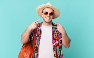 Turist gülümsemesi, kendi geniş gülümsemesine, pozitif, rahat, tatmin olmuş tavrına güvenerek.