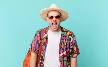 Turist bağırıyor, çok kızgın, sinirli, öfkeli ya da sinirli görünüyor.