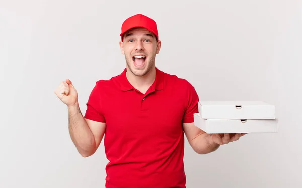 Pizza Leveren Man Zich Geschokt Opgewonden Gelukkig Lachen Vieren Succes — Stockfoto