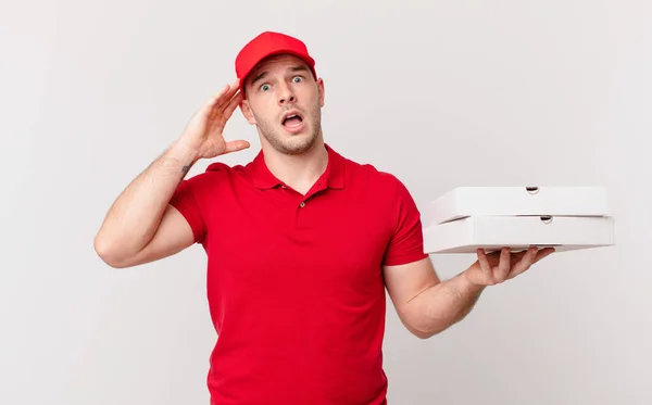 Pizza Leveren Man Zoek Gelukkig Verbaasd Verrast Glimlachend Realiserend Verbazingwekkend — Stockfoto