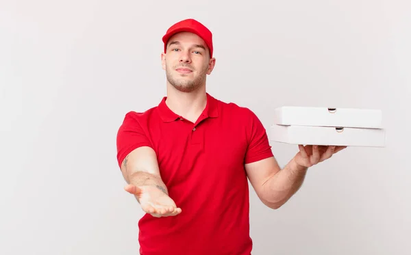 Pizza Leverera Mannen Ler Glatt Med Vänlig Säker Positiv Utseende — Stockfoto