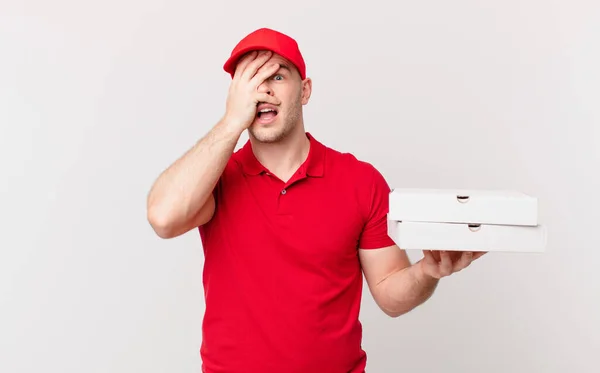 Pizza Leveren Man Kijken Geschokt Bang Doodsbang Bedekken Gezicht Met — Stockfoto