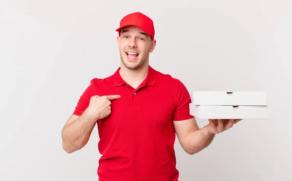 Pizza Leveren Man Zich Gelukkig Verrast Trots Wijzend Naar Zichzelf — Stockfoto