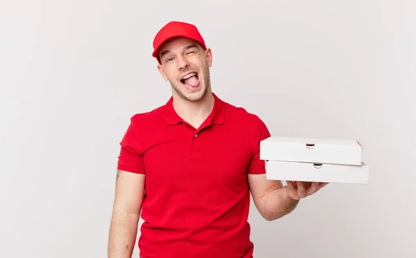 Pizza Leveren Man Met Vrolijke Zorgeloze Rebelse Houding Grappen Steken — Stockfoto