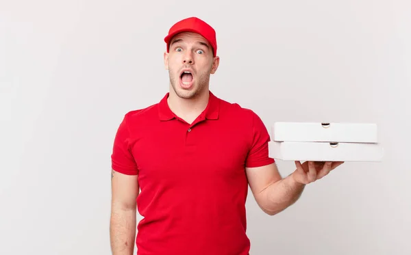 Pizza Entregar Hombre Mirando Muy Sorprendido Sorprendido Mirando Con Boca — Foto de Stock