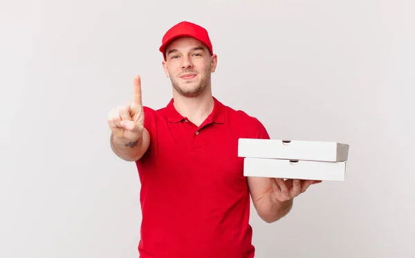 Pizza Leveren Man Glimlachend Trots Vol Vertrouwen Maken Nummer Een — Stockfoto