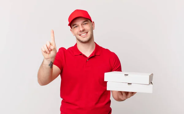 Pizza Leveren Man Glimlachend Zoek Vriendelijk Tonen Nummer Een Eerste — Stockfoto