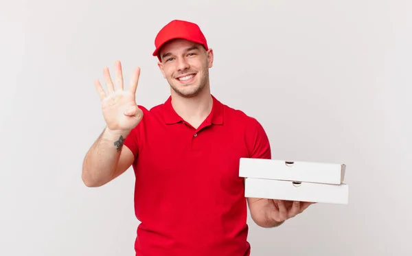 Pizzalieferant Lächelt Und Schaut Freundlich Zeigt Nummer Vier Oder Vier — Stockfoto