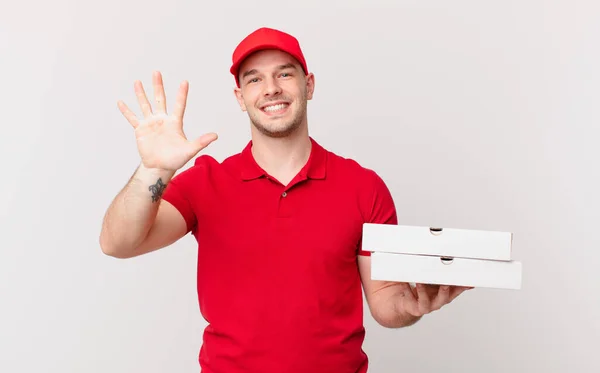 Pizza Leveren Man Glimlachend Zoek Vriendelijk Tonen Nummer Vijf Vijfde — Stockfoto