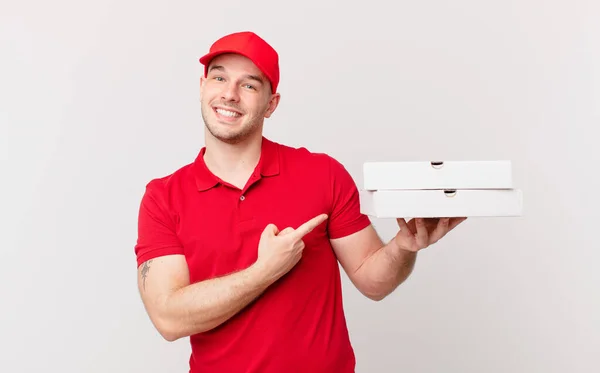 Pizza Entregar Homem Sorrindo Alegremente Sentindo Feliz Apontando Para Lado — Fotografia de Stock