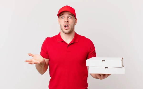 Pizza Leveren Man Met Een Open Mond Verbaasd Geschokt Verbaasd — Stockfoto