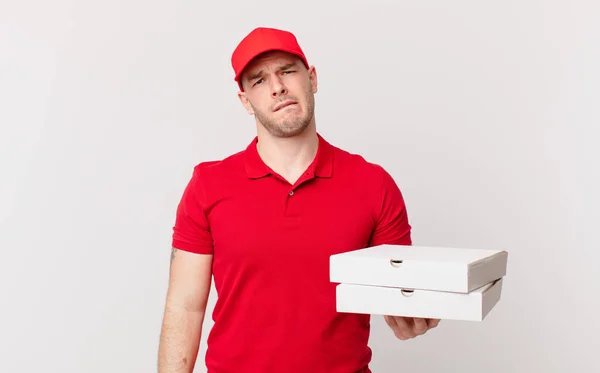 Pizza Leveren Man Kijken Verbaasd Verward Bijten Lip Met Een — Stockfoto