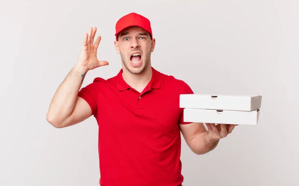 Pizza Entregar Homem Gritando Com Mãos Sentindo Furioso Frustrado Estressado — Fotografia de Stock