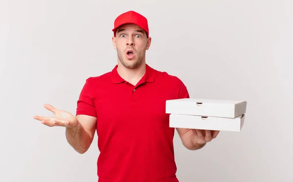 Pizza Lieferant Mann Fühlt Sich Extrem Schockiert Und Überrascht Ängstlich — Stockfoto