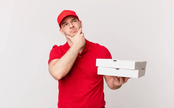 Pizza Entregar Hombre Pensando Sintiéndose Dudoso Confundido Con Diferentes Opciones — Foto de Stock