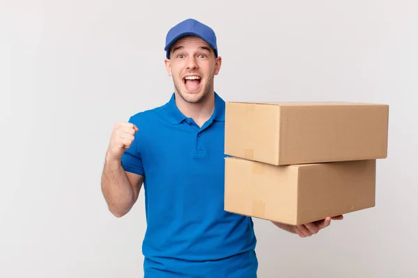 Pakket Leveren Man Gevoel Geschokt Opgewonden Gelukkig Lachen Vieren Succes — Stockfoto