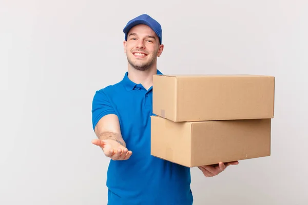 Paket Leverera Mannen Ler Glatt Med Vänlig Säker Positiv Utseende — Stockfoto