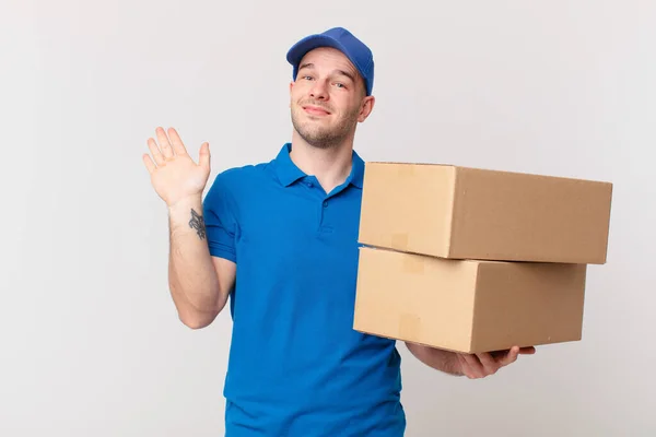 Paket Leverera Mannen Ler Glatt Och Glatt Vinka Hand Välkomna — Stockfoto