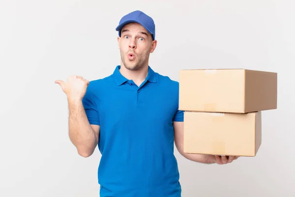 Package Deliver Man Looking Astonished Disbelief Pointing Object Side Saying — Stock Photo, Image