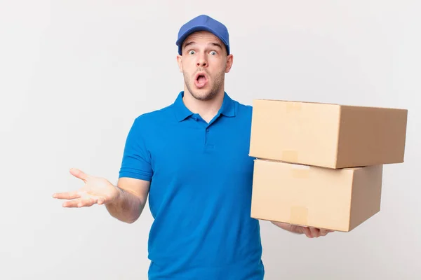 Package Deliver Man Open Mouthed Amazed Shocked Astonished Unbelievable Surprise — Stock Photo, Image