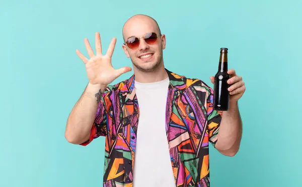 Turista Pivem Turista Muž Usmívá Vypadá Přátelsky Ukazuje Číslo Pět — Stock fotografie