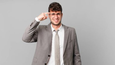 Kafası karışmış ve kafası karışmış hisseden işadamı, deli, deli ya da aklını kaçırmış olduğunu gösterir.