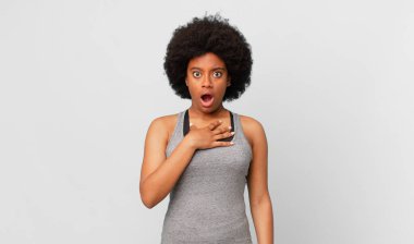 Siyah afro kadın şaşkın, şaşkın ve şaşırmış hissediyor, elleri göğsünde ve ağzı açık, kim olduğunu söylüyor, ben?