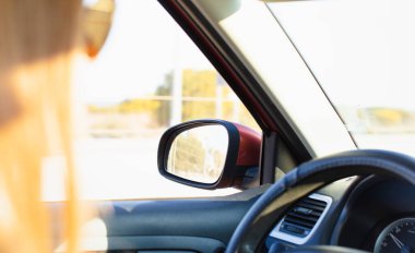 Direksiyonu tutan ve kullanan kadın.