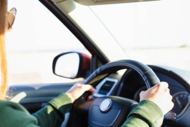 Direksiyonu tutan ve kullanan kadın.