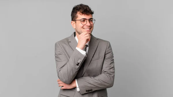 Hombre Negocios Sonriendo Con Una Expresión Feliz Segura Con Mano —  Fotos de Stock