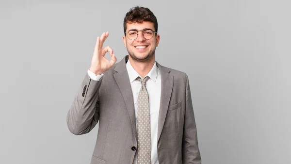 Empresário Sentindo Feliz Relaxado Satisfeito Mostrando Aprovação Com Gesto Sorrindo — Fotografia de Stock