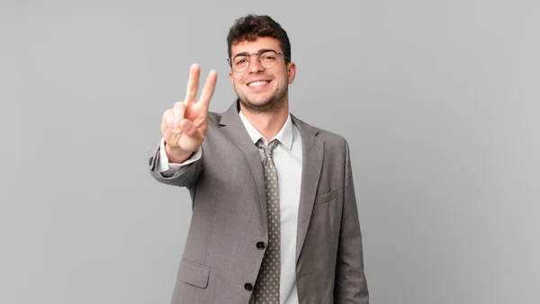 Üzletember Mosolyog Néz Boldog Gondtalan Pozitív Gesztikuláló Győzelem Vagy Béke — Stock Fotó