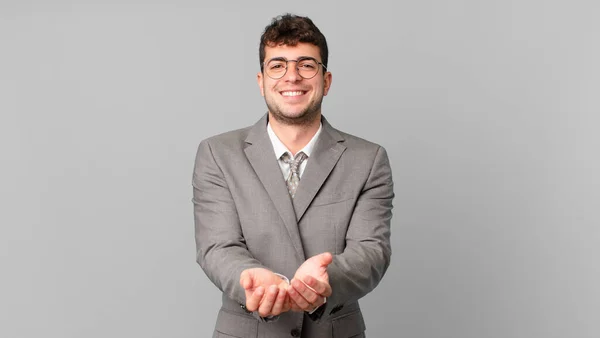 Hombre Negocios Sonriendo Felizmente Con Mirada Amistosa Segura Positiva Ofreciendo —  Fotos de Stock