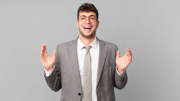 Hombre Negocios Sintiéndose Feliz Emocionado Sorprendido Sorprendido Sonriendo Asombrado Por — Foto de Stock