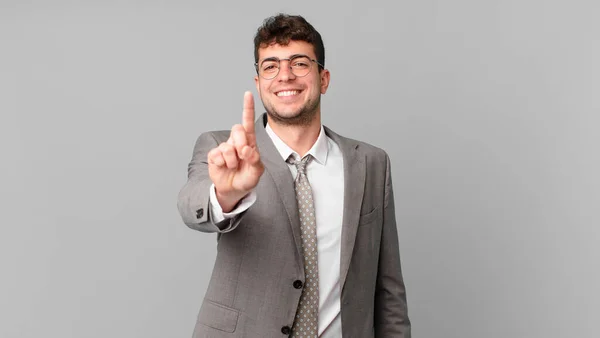 Hombre Negocios Sonriendo Orgullosa Confiadamente Haciendo Pose Número Uno Triunfante — Foto de Stock