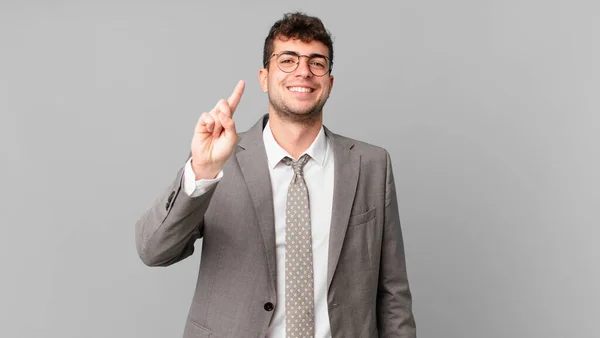 Empresário Sorrindo Olhando Amigável Mostrando Número Primeiro Com Mão Para — Fotografia de Stock