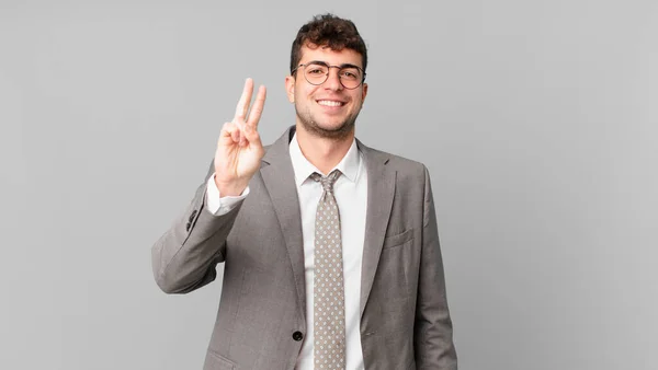 ビジネスマンは笑顔で友好的です前方に手を挙げて2番目または2番目を示し — ストック写真