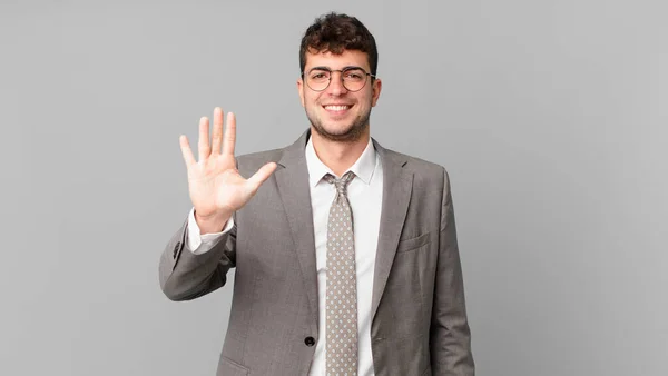 Επιχειρηματίας Χαμογελώντας Και Αναζητούν Φιλικό Δείχνοντας Αριθμό Πέντε Πέμπτη Χέρι — Φωτογραφία Αρχείου