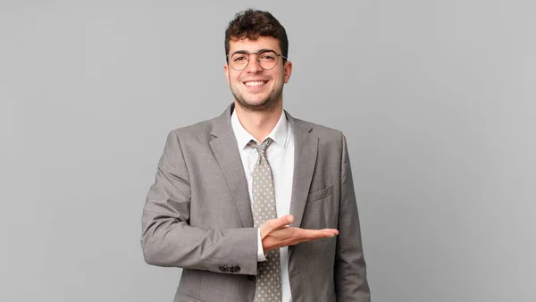 Empresário Sorrindo Alegremente Sentindo Feliz Mostrando Conceito Espaço Cópia Com — Fotografia de Stock