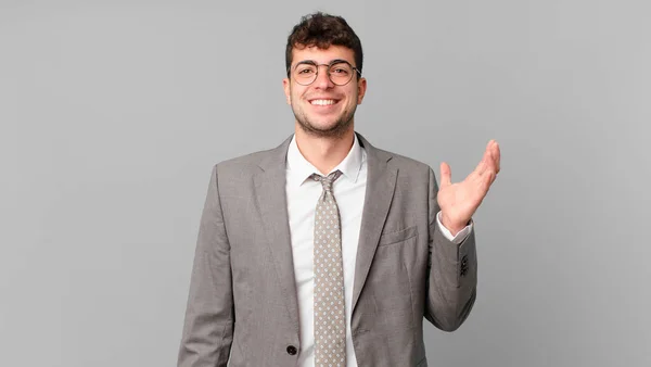 Empresário Sentindo Feliz Surpreso Alegre Sorrindo Com Atitude Positiva Percebendo — Fotografia de Stock