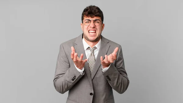 Biznesmen Wygląda Zdesperowanego Sfrustrowanego Zestresowanego Nieszczęśliwego Wkurzonego Krzyczącego Wrzeszczącego — Zdjęcie stockowe