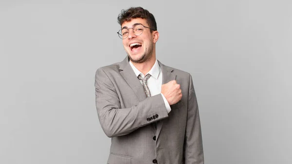 Hombre Negocios Sintiéndose Feliz Positivo Exitoso Motivado Cuando Enfrenta Desafío — Foto de Stock