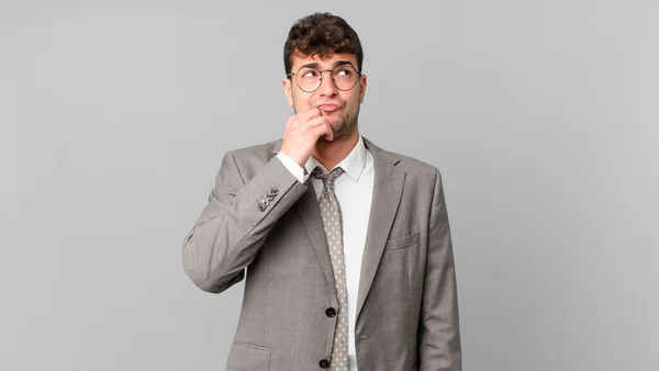 Homem Negócios Pensando Sentindo Duvidoso Confuso Com Diferentes Opções Querendo — Fotografia de Stock