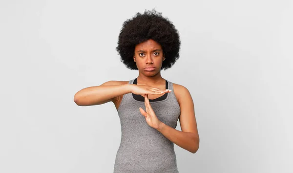 Schwarze Afro Frau Die Ernst Streng Wütend Und Unzufrieden Aussieht — Stockfoto