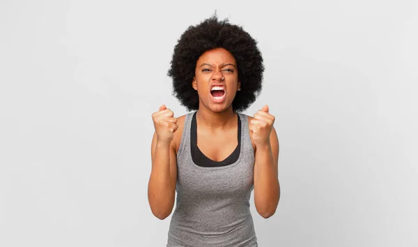 Czarny Afro Kobieta Krzycząc Agresywnie Irytujące Sfrustrowany Zły Wygląd Mocno — Zdjęcie stockowe