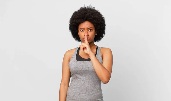 Czarny Afro Kobieta Wygląda Poważnie Skrzyżować Palcem Przyciśnięty Ust Wymagających — Zdjęcie stockowe