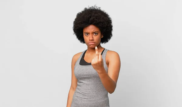 Czarny Afro Kobieta Uczucie Zły Zirytowany Buntowniczy Agresywny Pstryknięcie Środkowy — Zdjęcie stockowe